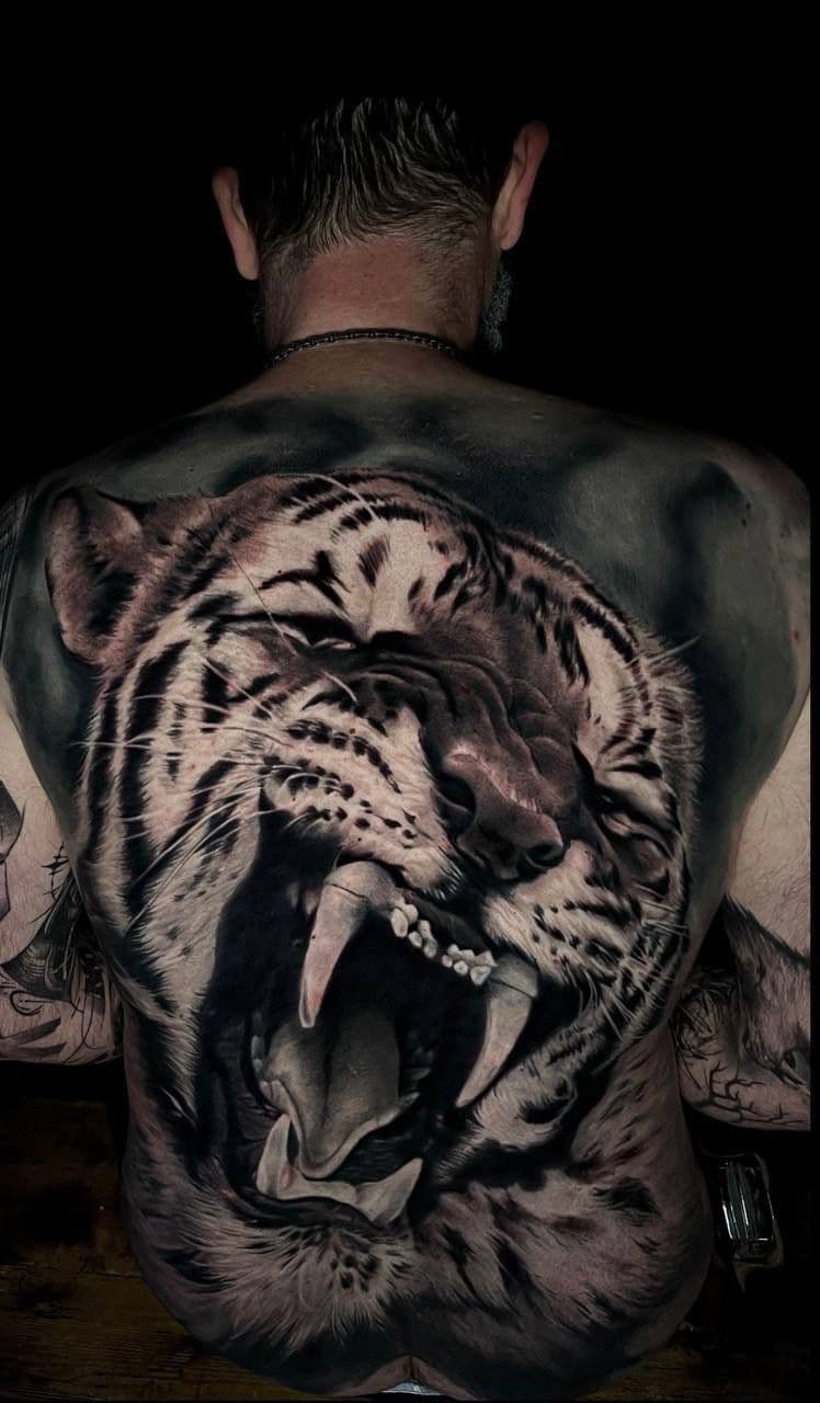 Realistic Tattoo – fotorealistisches Tigerporträt als Rückenmotiv – Blood Diamond Tattoo Ink.